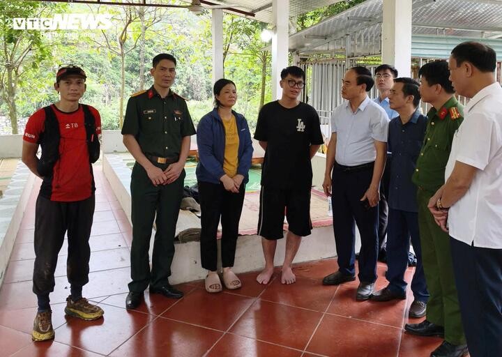 Thượng tá Phan Văn Thực cùng lực lượng chức hỏi thăm tình hình nam sinh Tuấn Anh.