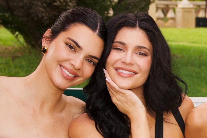 Kendall (trái) và em gái Kylie Jenner. Ảnh: Instagram