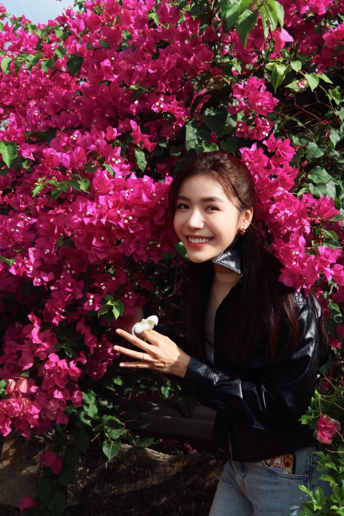 Minh Tú đi chùa cầu an sau khi mắc kẹt ở Oman hồi cuối tháng 2.