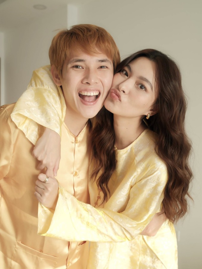 Cặp đôi diện áo bà ba đồng điệu trong dịp Tết.