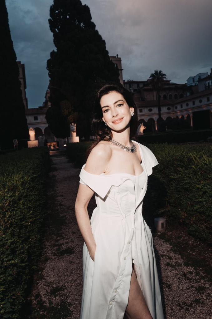 Đời tư kín tiếng và cuộc hôn nhân bền vững với doanh nhân Adam Shulman được xem là chỗ dựa giúp Anne Hathaway giữ sự cân bằng và tỏa sáng suốt nhiều năm. Ảnh: WWD