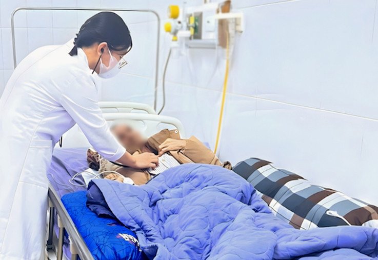 Điều trị bệnh Whitmore tại Bệnh viện Đa khoa Phúc Yên. Ảnh: BVCC