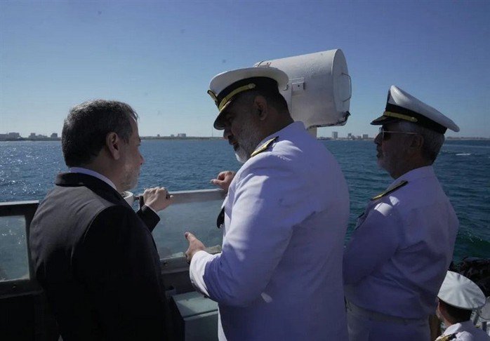 Bộ trưởng Bộ Ngoại giao Iran Abbas Araqchi trong một chuyến thăm lực lượng hải quân của nước này, trong bối cảnh Mỹ - Iran tiếp tục căng thẳng và khiến eo biển Hormuz bị tắc nghẽn - Ảnh: TASNIM