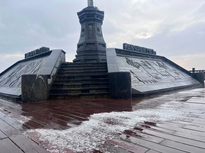 Mưa đá trên đỉnh Fansipan, nơi có độ cao hơn 3.000 m, chiều tối 22/4. Ảnh: Phạm Hoàng Cương