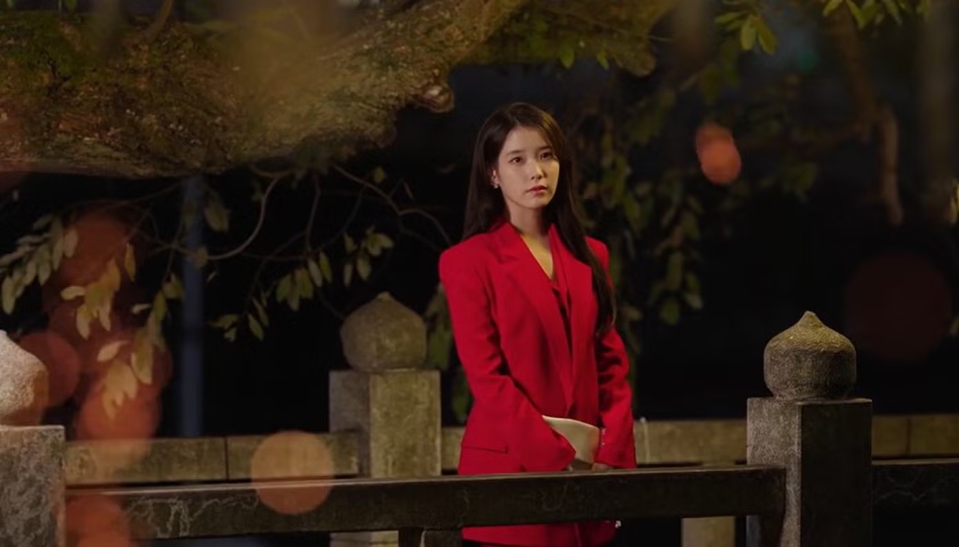 Đụng hàng “đầm sến” của Prada, IU và Karina aespa nhận phản hồi trái ngược - 2