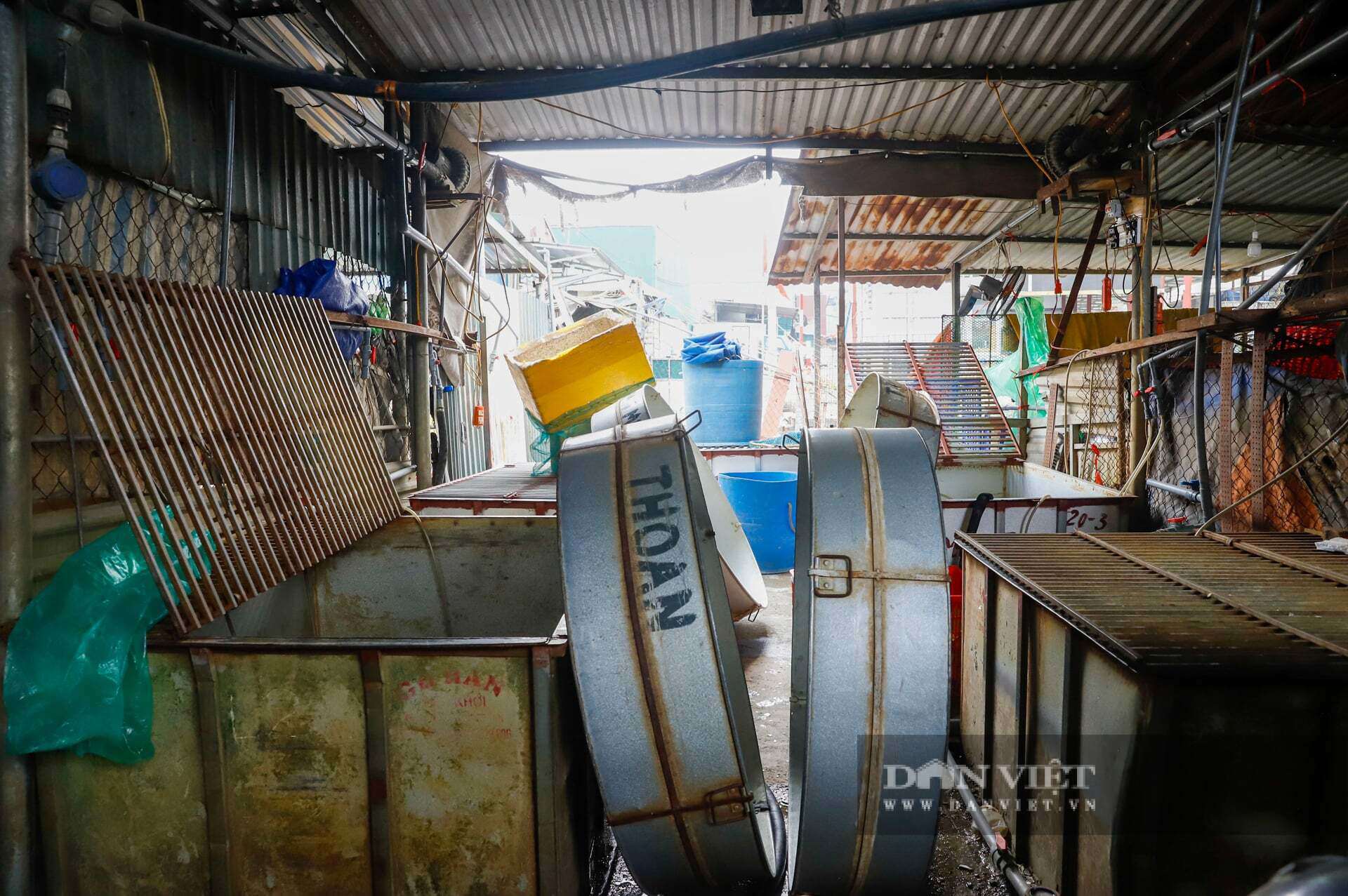 &nbsp;Nhiều mái che rách nát tơi tả; hệ thống điện chằng chịt, ổ cắm han gỉ bám đầy bụi bẩn, tường phủ kín rêu mốc, đặt cạnh môi trường ẩm ướt tạo ra nguy cơ chập cháy chực chờ.