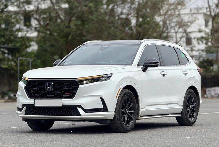 Ngoại hình của Honda CR-V e:HEV RS&nbsp;nhập khẩu gần giống bản lắp ráp, chỉ có phần cản trước được cùng màu thân xe thay vì sơn đen.