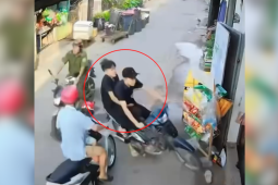 Clip: Hai thiếu niên phóng như bay, cắt mặt hai xe máy rồi lao thẳng vào nhà dân
