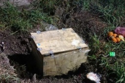 Bàng hoàng phát hiện thi thể bé trai sơ sinh trong thùng gỗ