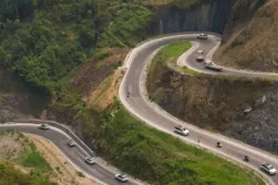 Cảnh sắc ấn tượng những khúc cua như dải lụa trên 'Con đường Hạnh phúc'