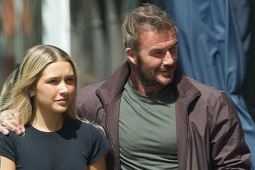 Harper Beckham mặc hở eo dạo phố cùng bố