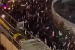 Iran đưa tên lửa diễu phố khi đàm phán với Mỹ bế tắc