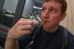 Khách Tây khen nức nở món giòn sần sật ở biển Việt, gọi liền 3 suất