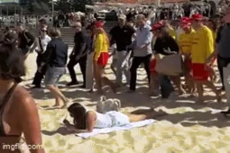 Cô gái tắm nắng trên bãi biển gây sốt vì phớt lờ Harry - Meghan