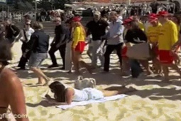 Cô gái tắm nắng trên bãi biển gây sốt vì phớt lờ Harry - Meghan