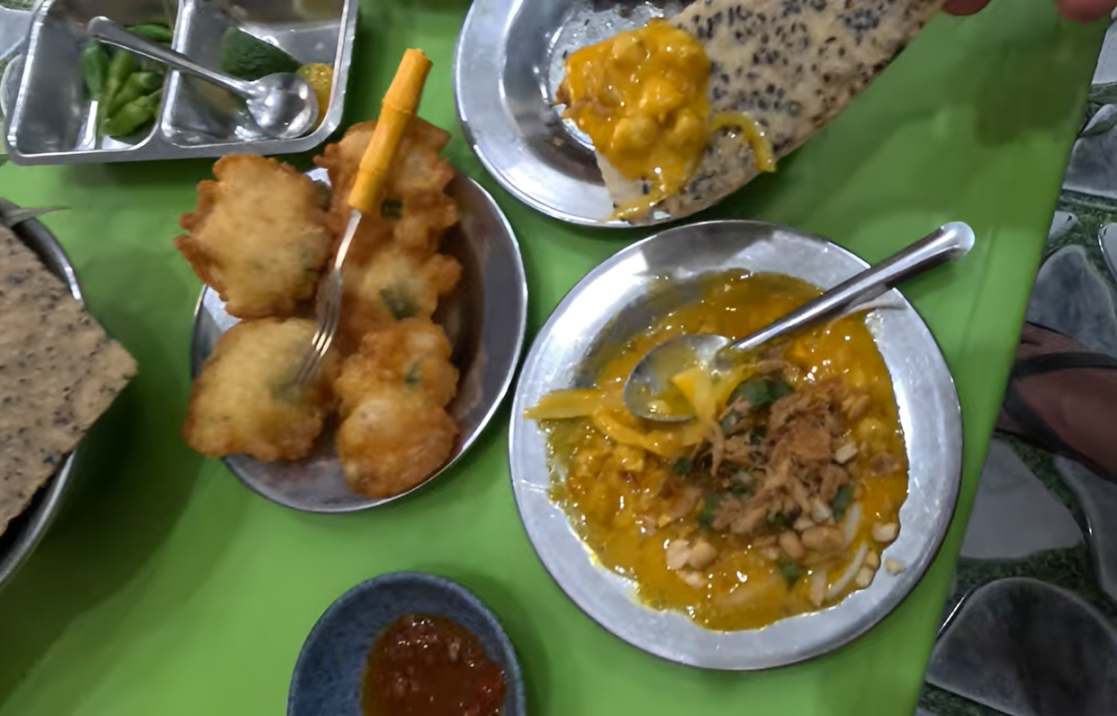 Vị khách Tây thử 3 món ăn chế biến từ răng mực ở một quán bản địa lâu năm&nbsp;