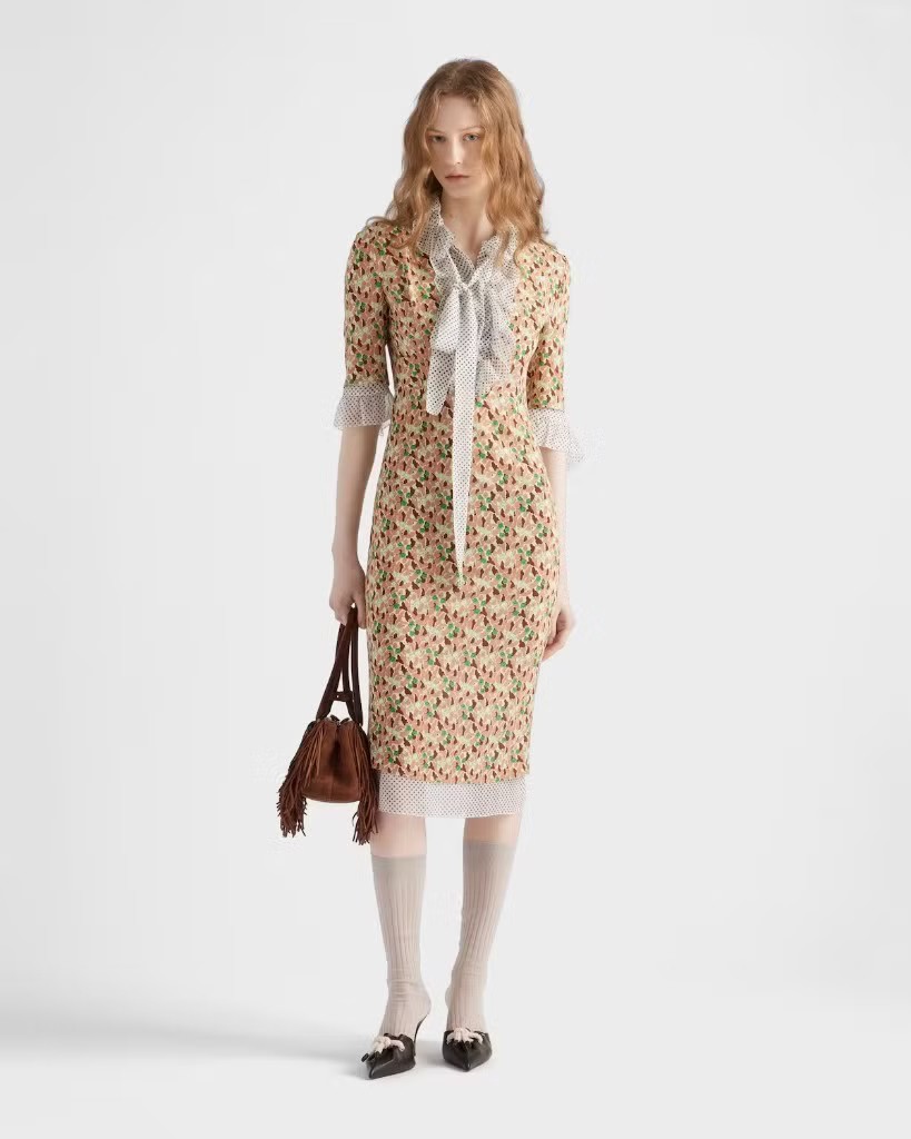 Đụng hàng “đầm sến” của Prada, IU và Karina aespa nhận phản hồi trái ngược - 5