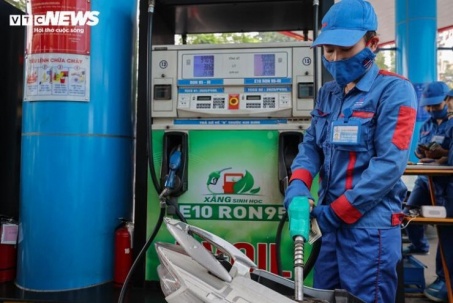 Giá xăng dầu mới nhất tối 22/4: Giá dầu thế giới chạm mốc 100 USD/thùng, trong nước giảm mạnh