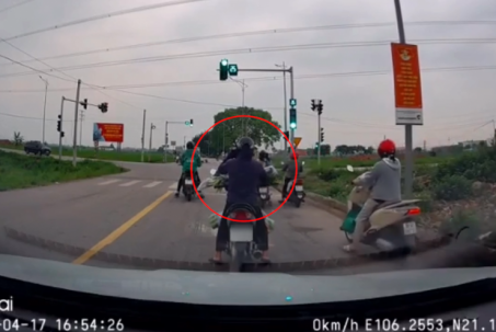 Clip: Ngao ngán người phụ nữ nghe điện thoại giữa đường, mặc ô tô phía sau bấm còi