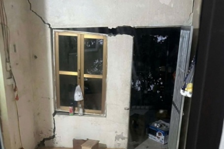 11 nhà dân nguy cơ sụt xuống sông Hồng