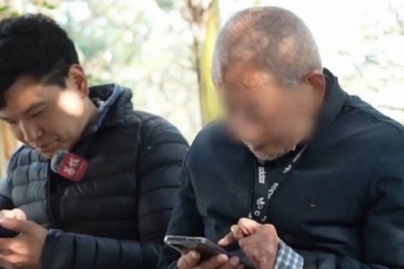 Chàng trai nhận lương 19 triệu để ‘làm cháu toàn thời gian’ cho cụ già 91 tuổi