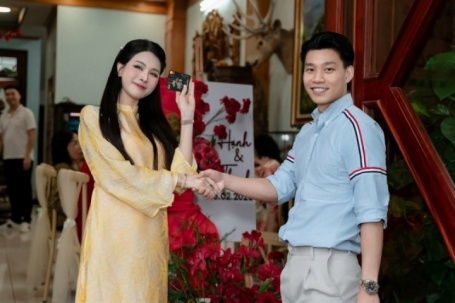 Văn Thanh tặng bạn gái 'thẻ đen' trong lễ dạm ngõ