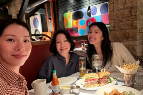 Ảnh sao 22/4: Hồng Đào hạnh phúc bên hai con gái tại Mỹ