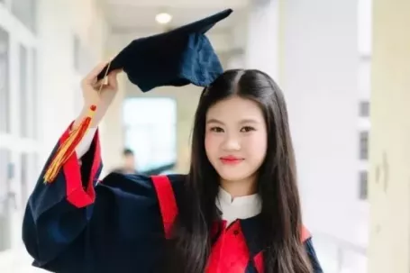 Nữ sinh chuyên Văn chinh phục top 1% SAT thế giới