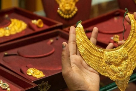 Giá vàng đang giảm, có nên mua trang sức vàng 24K để tích trữ?