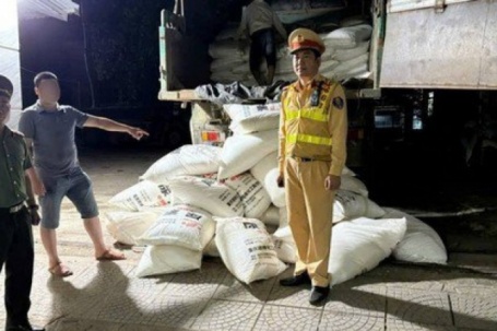 Xe tải chạy 'như bay' lúc đêm khuya, lộ 200 bao tải chứa chất lạ