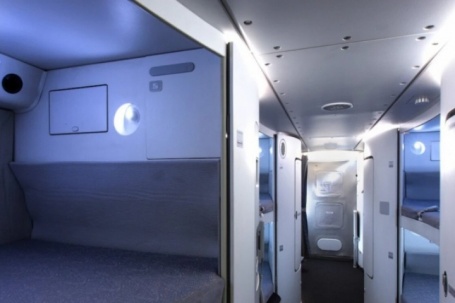 Vì sao tiếp viên trên máy bay thay phiên 'biến mất', họ đi đâu?