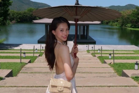 Tiểu Vy xách hai túi hiệu hơn 550 triệu đồng đi du lịch