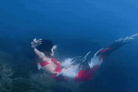 Diệp Lâm Anh 'hóa' nàng tiên cá khi lặn biển Nha Trang