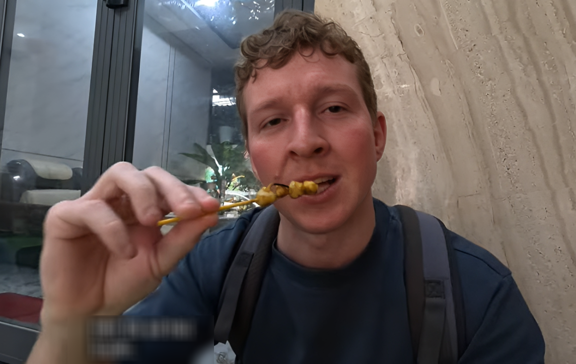 Vị khách Tây thử 3 món ăn chế biến từ răng mực ở một quán bản địa lâu năm&nbsp;