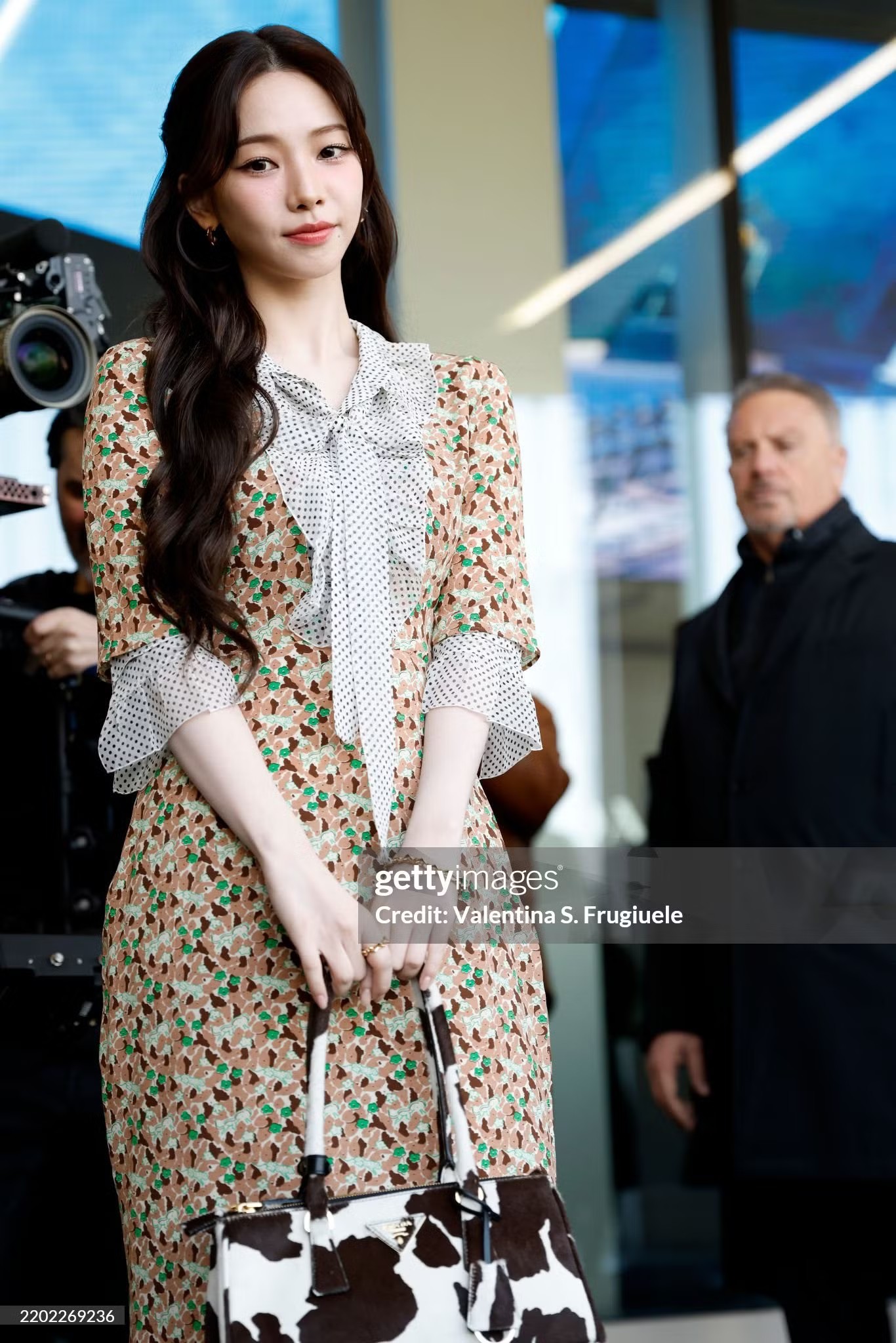 Đụng hàng “đầm sến” của Prada, IU và Karina aespa nhận phản hồi trái ngược - 8