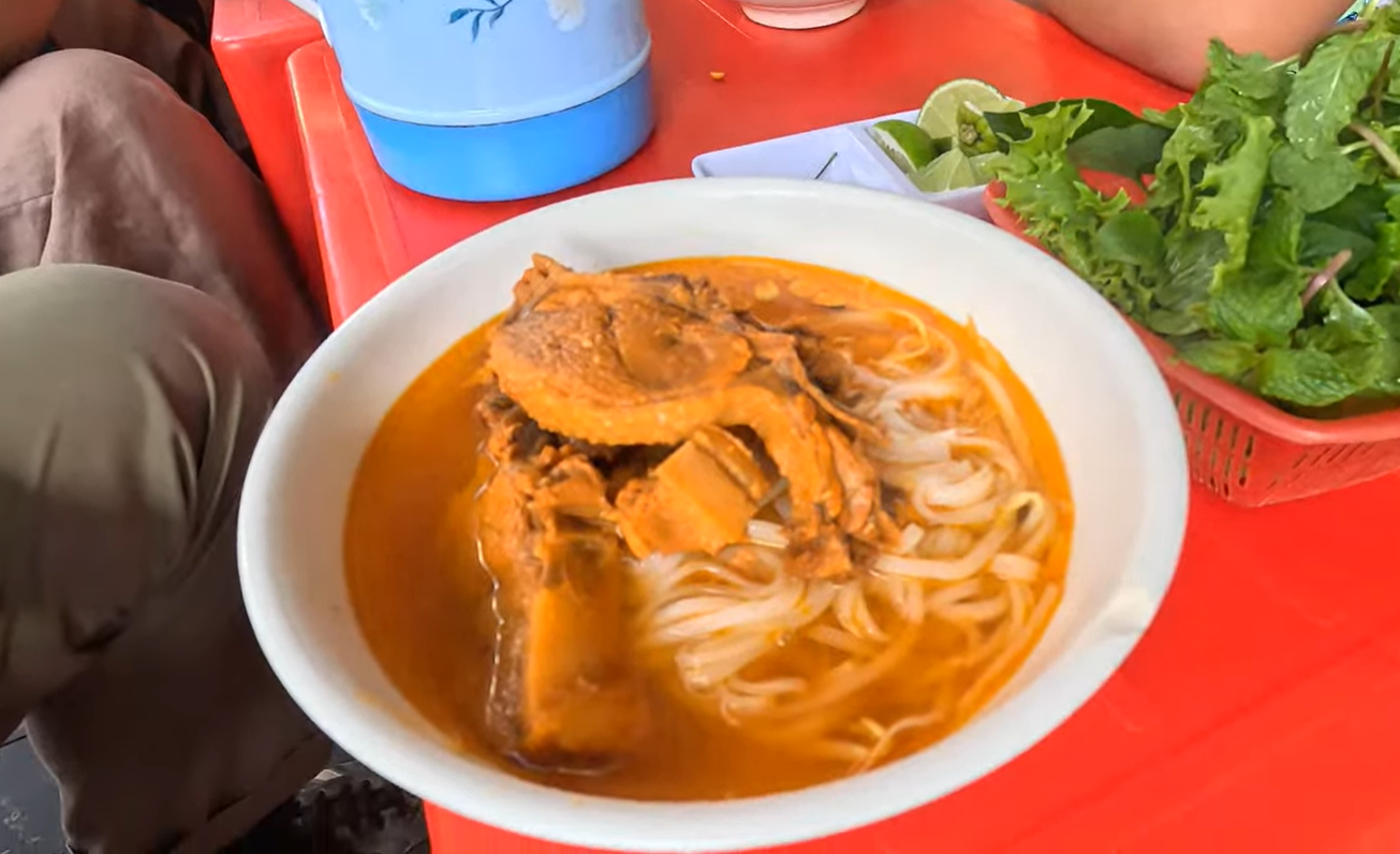 Món mì Quảng vịt và bún bò xào