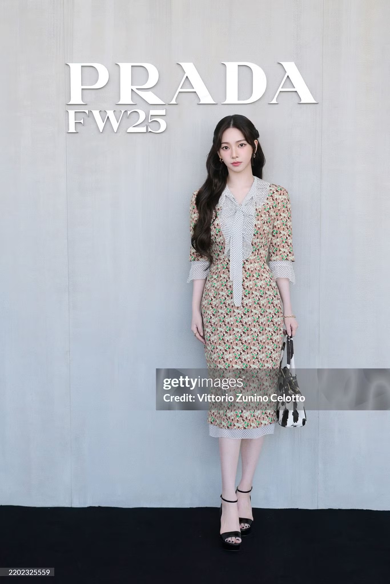 Đụng hàng “đầm sến” của Prada, IU và Karina aespa nhận phản hồi trái ngược - 9