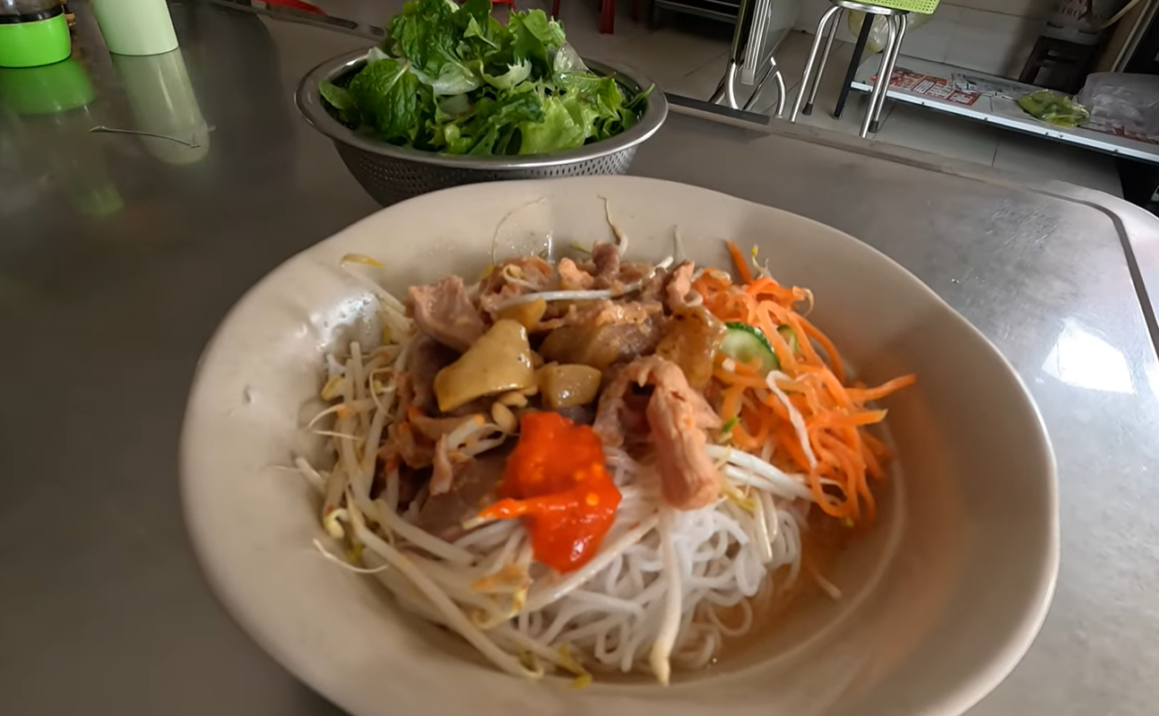 Món mì Quảng vịt và bún bò xào