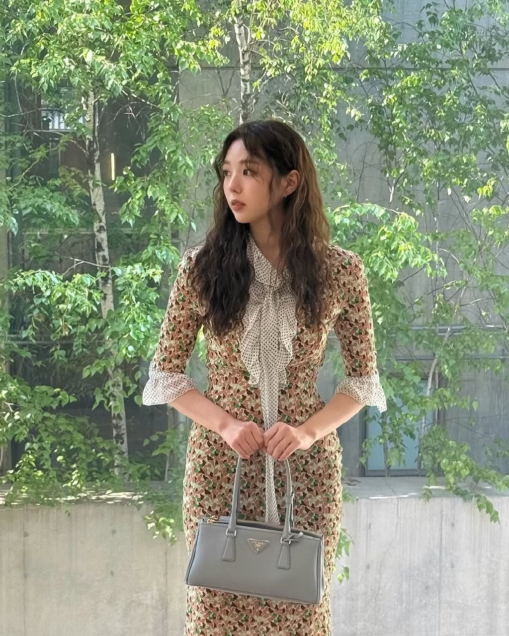 Đụng hàng “đầm sến” của Prada, IU và Karina aespa nhận phản hồi trái ngược - 10