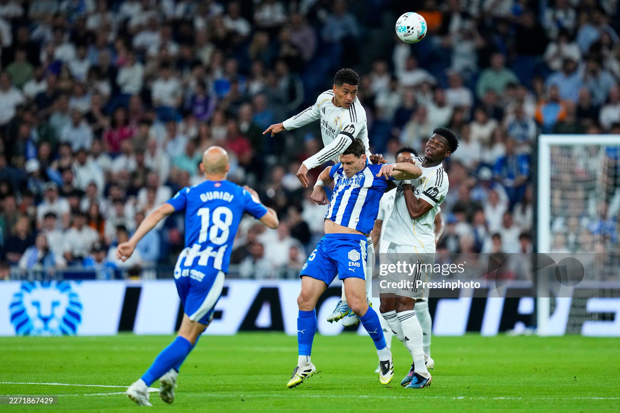 Real Madrid (áo trắng) vẫn đang nỗ lực đua vô địch La Liga