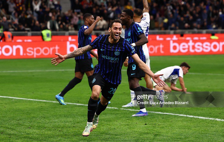 Calhanoglu tỏa sáng với&nbsp;cú đúp và 1 kiến tạo