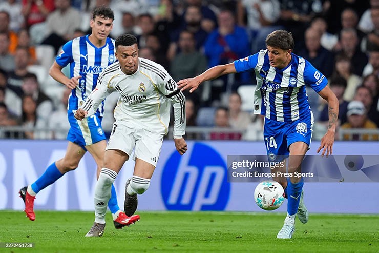Real Madrid (áo trắng) thi đấu quyết tâm trước Alaves