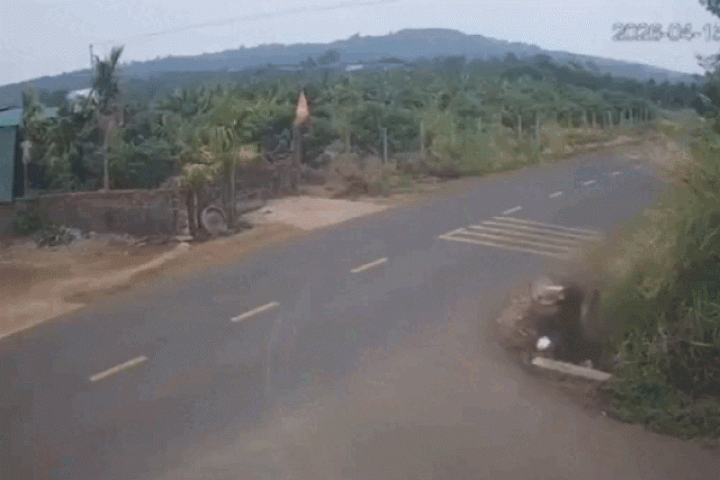 Công an tỉnh Đắk Lắk phát tin 'khẩn' vụ nam sinh lao xe xuống mương tử vong