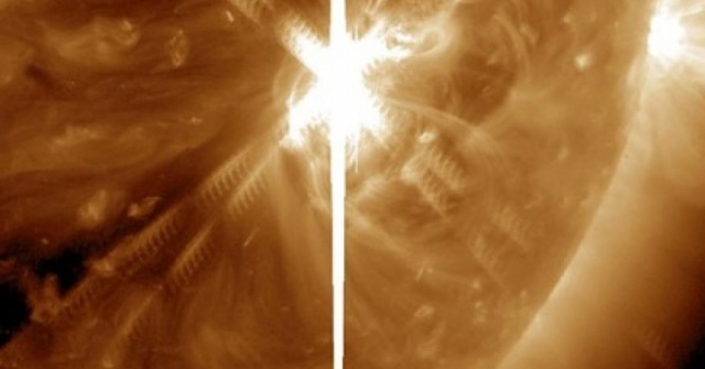 CLIP: Tiếng gào thét kinh dị phát ra từ vết đen Mặt Trời