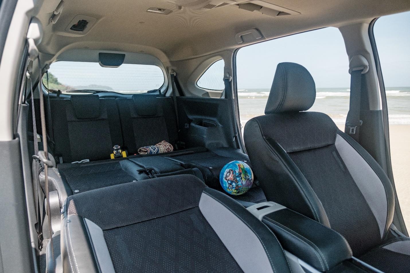 Các hàng ghế rộng và gập mở linh hoạt theo nhiều kiểu để phù hợp với nhu cầu