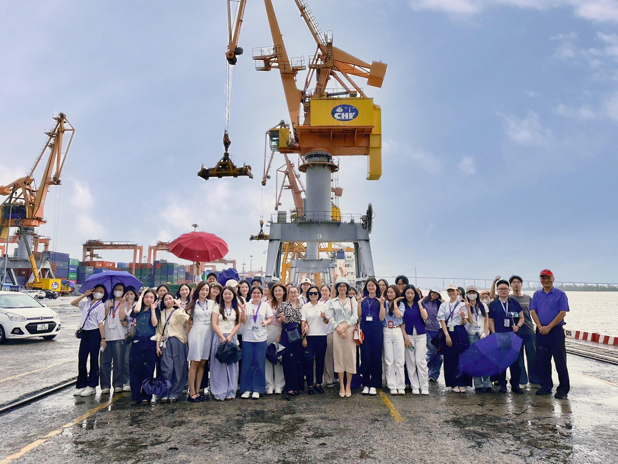 Sinh viên Trường Đại học Thăng Long đi thực tế ở cảng Tân Vũ - một trong những cảng container quy mô nhất khu vực miền Bắc