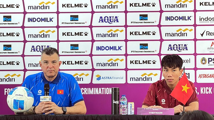 HLV Cristiano Roland dự họp báo sau trận bán kết.