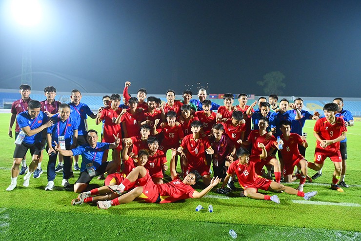 U17 Việt Nam ăn mừng chiến thắng trước U17 Australia.