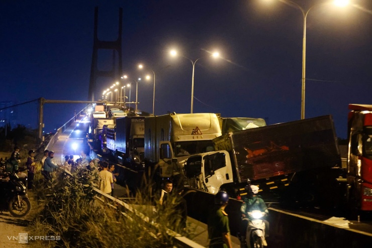 Tài xế mắc kẹt xuyên đêm trên cầu Phú Mỹ sau tai nạn 6 ôtô - 1