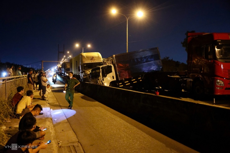 Tài xế mắc kẹt xuyên đêm trên cầu Phú Mỹ sau tai nạn 6 ôtô - 2